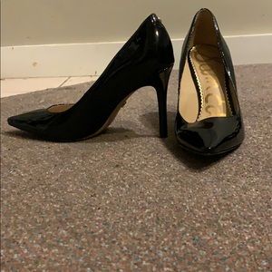 Patent leather pointed toe pump